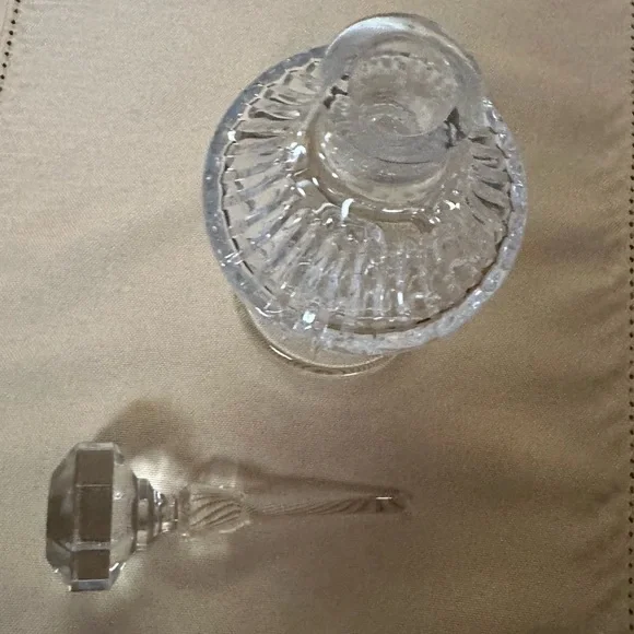 Elegant lead crystal perfume bottle - Picture 2 of 3